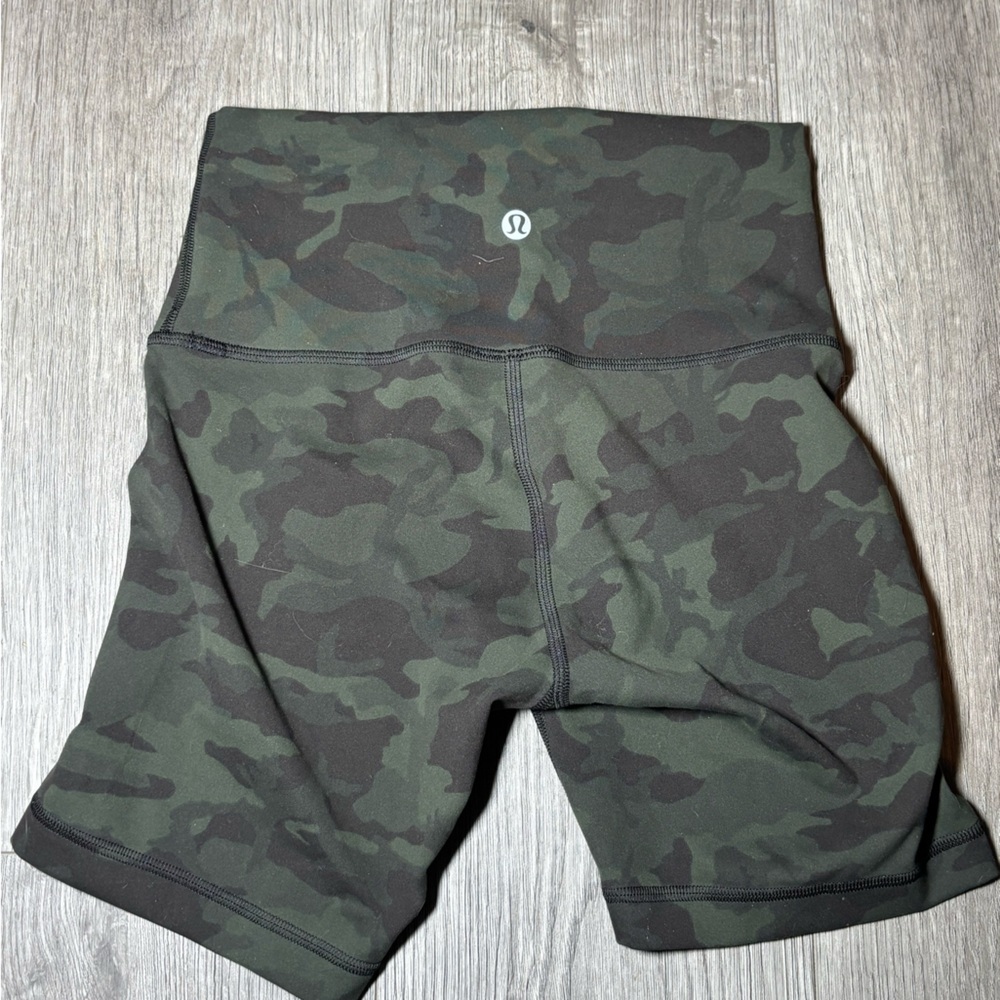 LULULEMON WUNDER TRAIN high rise shorts in camo print size 4 - Picture 2 of 4